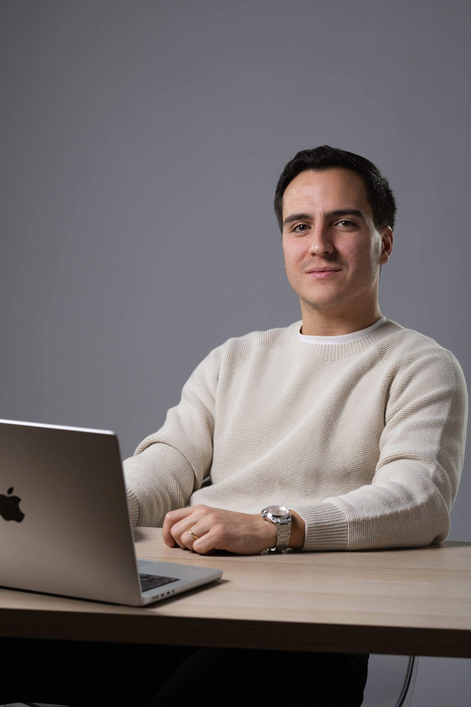 Juan Miguel Hernández Antonetti trabajando con el portátil
