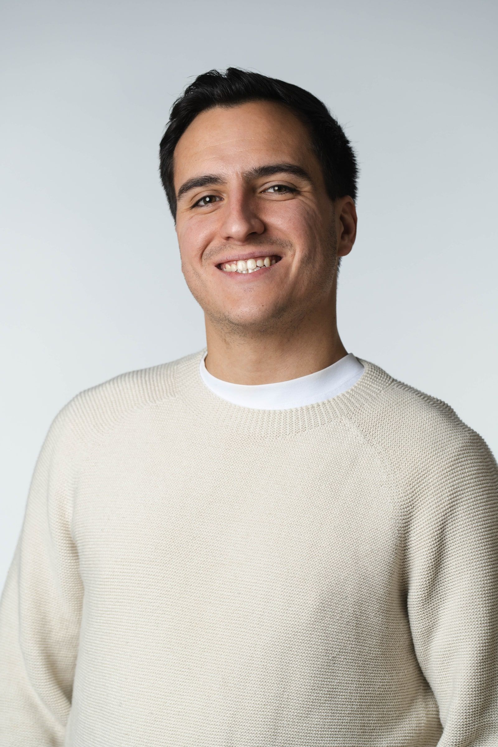 Juan Miguel Hernández Antonetti sonriendo, con jersey claro